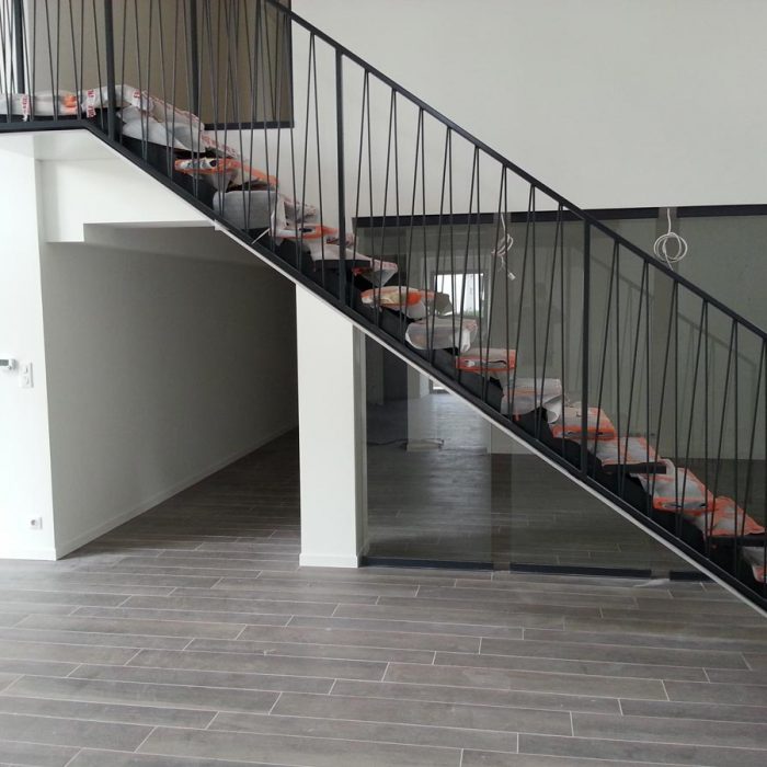 Dans l'intérieur d'une maison, un escalier posé par l'entreprise Gueret