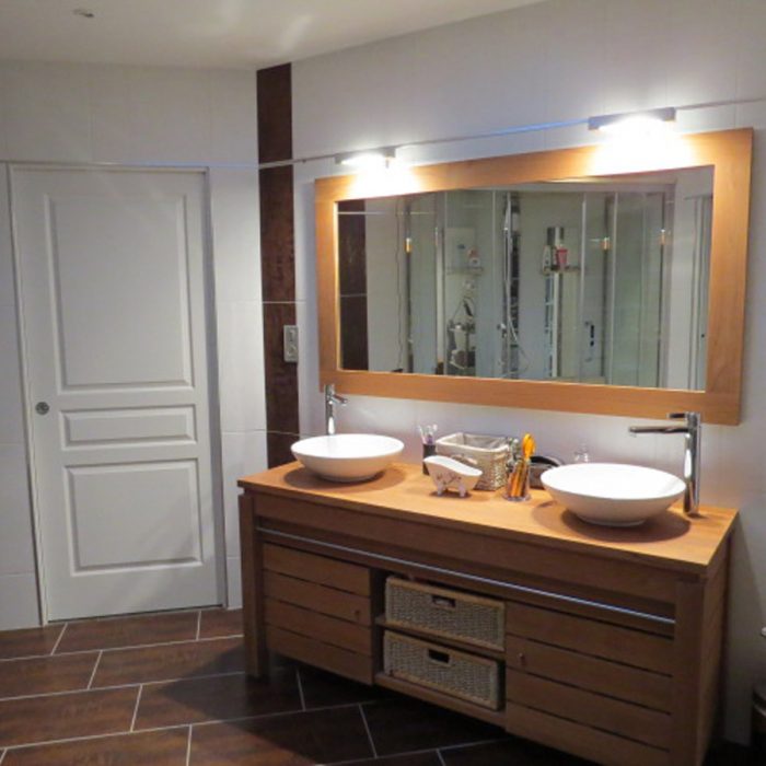 Salle de bain avec mobilier bois, réalisée par l'entreprise Gueret