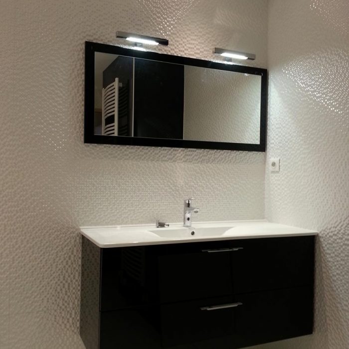Salle de bain avec mobilier noir, réalisée par l'entreprise Gueret