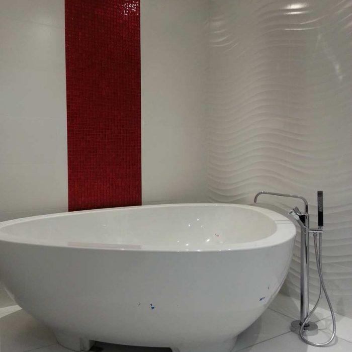 Salle de bain avec baignoire blanche, réalisée par l'entreprise Gueret