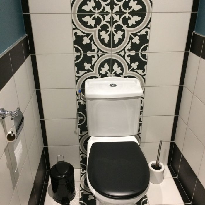 carrelage carreaux de ciment dans les toilettes